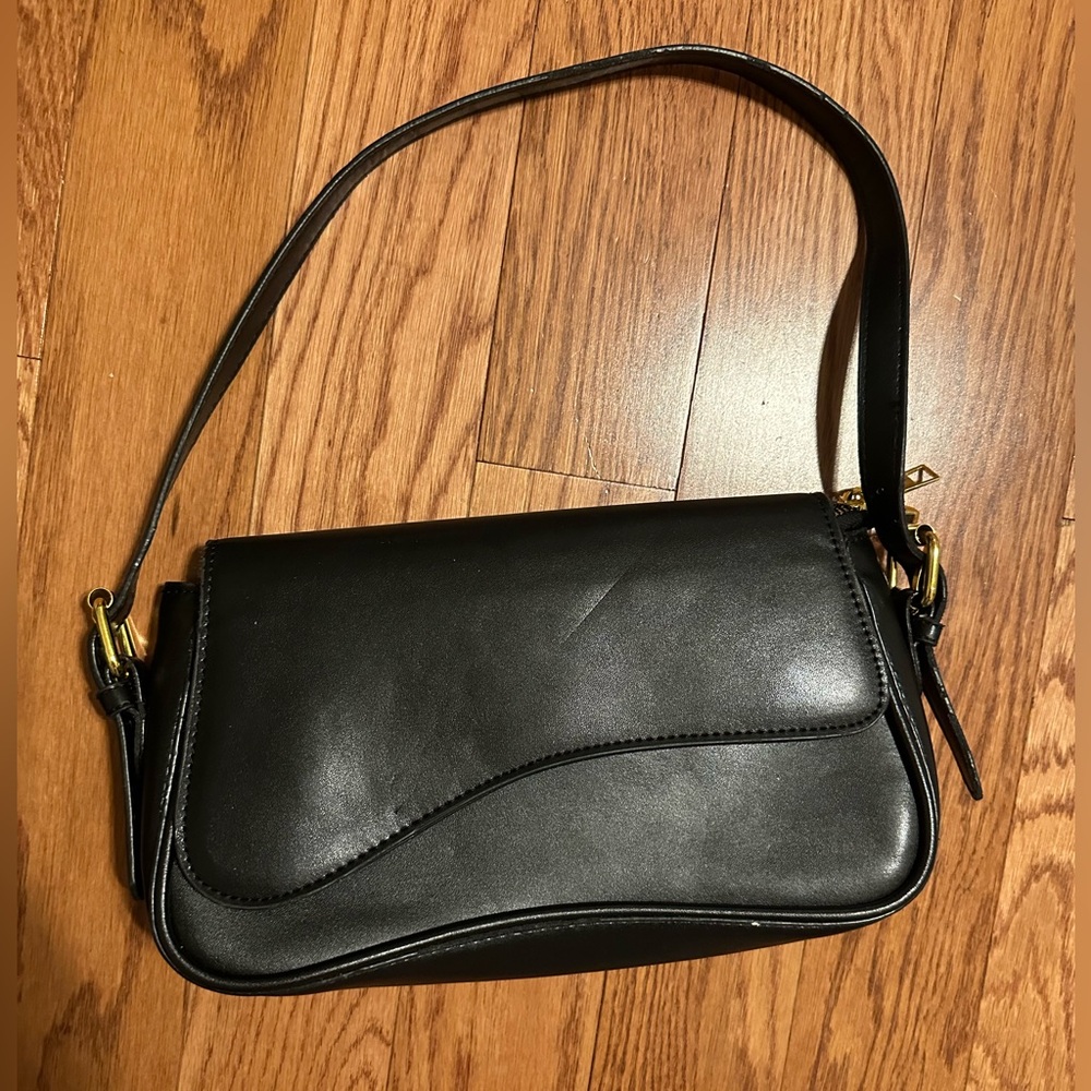Elegant Black Leather Shoulder Bag